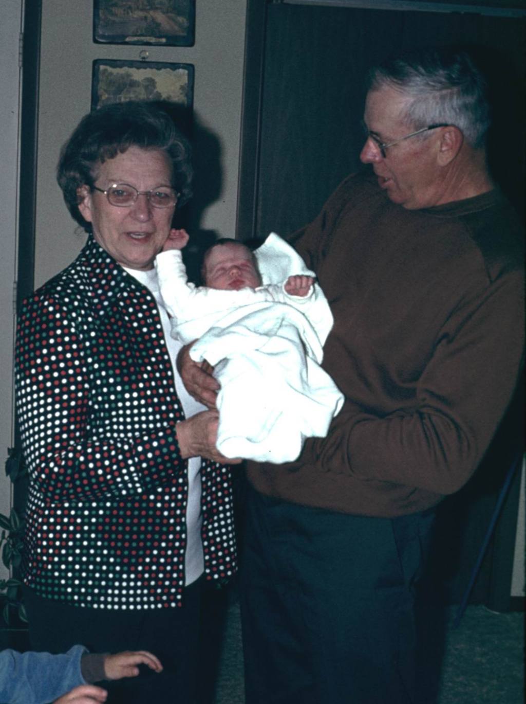 1976-05-06-03-Grandparents-Leaving.JPG