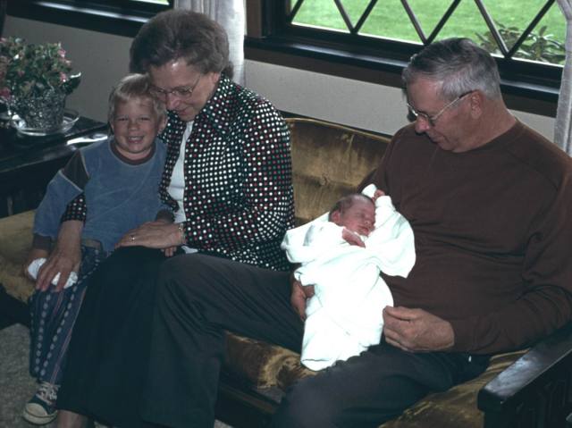 1976-05-06-02-Grandparents-Leaving.JPG