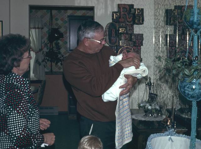 1976-05-06-04-Grandparents-Leaving.JPG