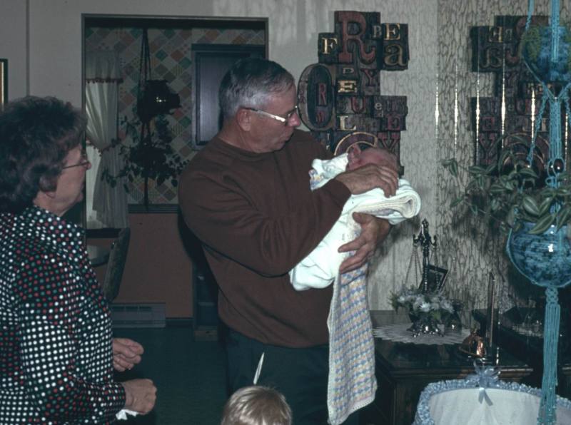 1970-1991-Jim-Janeen-first-20years/800x600_1976-05-06-04-Grandparents-Leaving.JPG