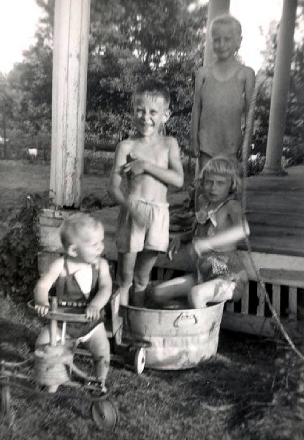 Janeen-Scott-Family-History/1024x768_1954-08-0-Scott-kids.jpg