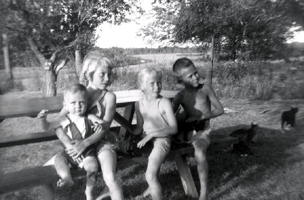Janeen-Scott-Family-History/1024x768_1954-08-1-Scott-kids.jpg