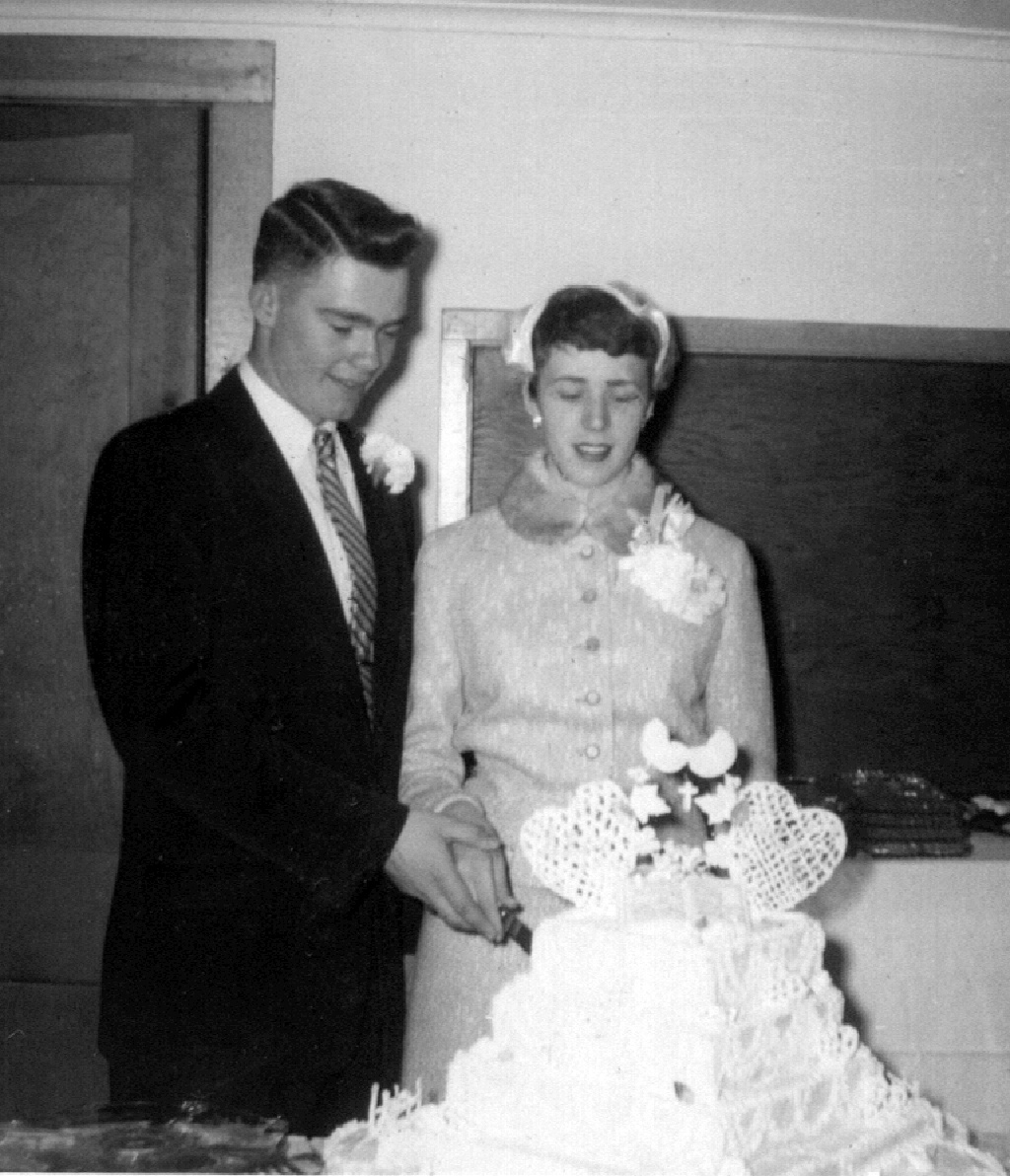 Janeen-Scott-Family-History/1024x768_1958-02-Dodd-wed-cake.jpg