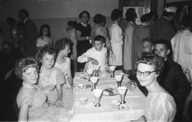 Janeen-Scott-Family-History/640x480_1961-Hopper-8th-grade-grads.jpg