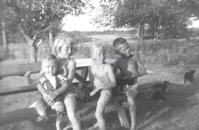 Janeen-Scott-Family-History/800x600_1954-08-4-Scott-Kids2.jpg