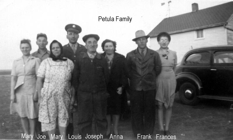 Jim-Hildebrand-Family-History/Mary-Petula-Family/800x600_1944-Petula-Family.jpg