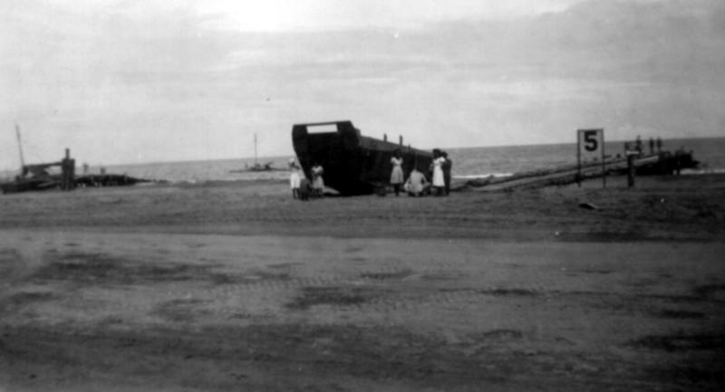 1945-WWII-LSD-flat-boat.jpg