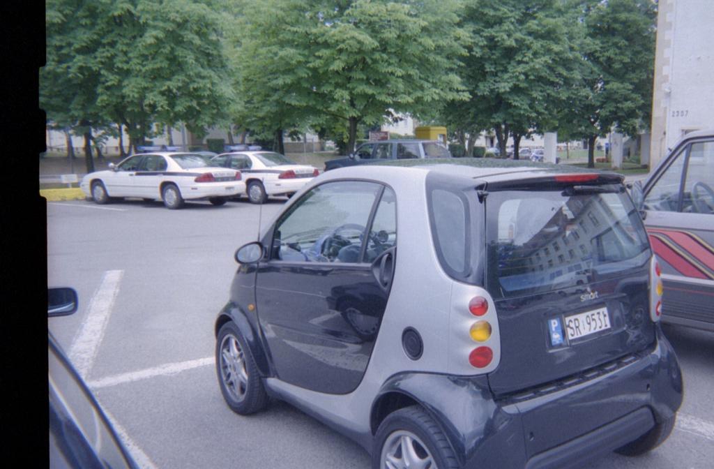 2000/07(July)/Germany-Trip/1024x768_Smart_Car2.jpg