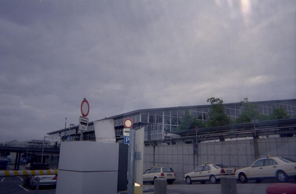 2000/07(July)/Germany-Trip/1024x768_Stuttgart_Airport.jpg