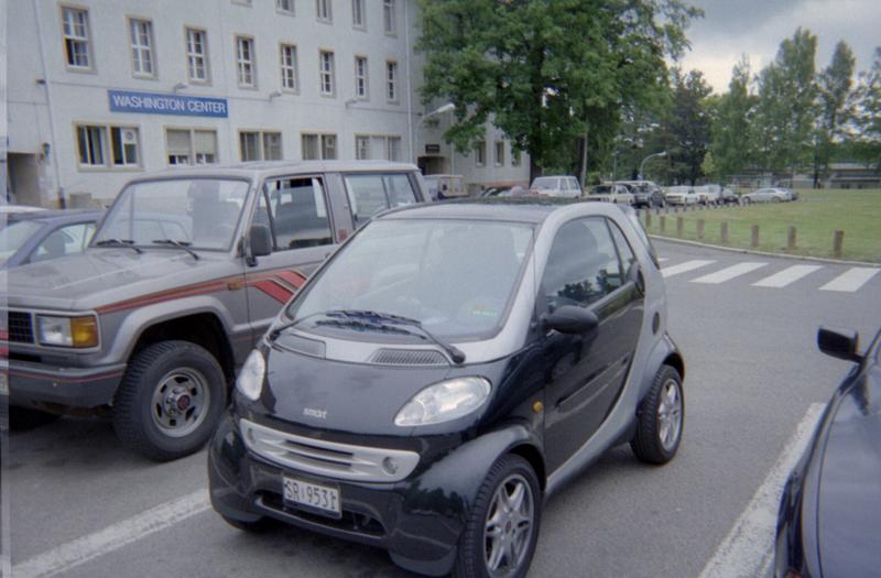 2000/07(July)/Germany-Trip/800x600_Smart_Car1_2nd_smallest_in_Germany.jpg
