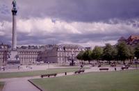 Fountain_in_front_of_castle.jpg