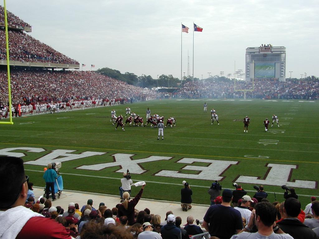 2000/11(November)/Aggie-Oklahoma-Game/1024x768_1st_offensive_play.jpg