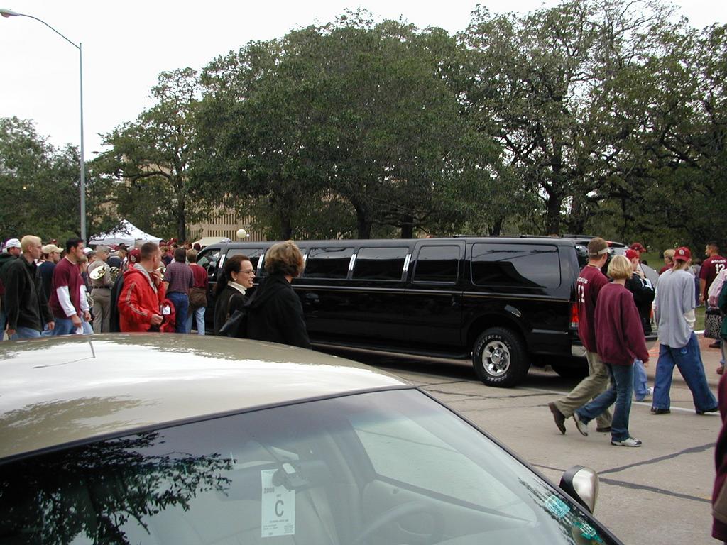 2000/11(November)/Aggie-Oklahoma-Game/1024x768_excursion_limo.jpg