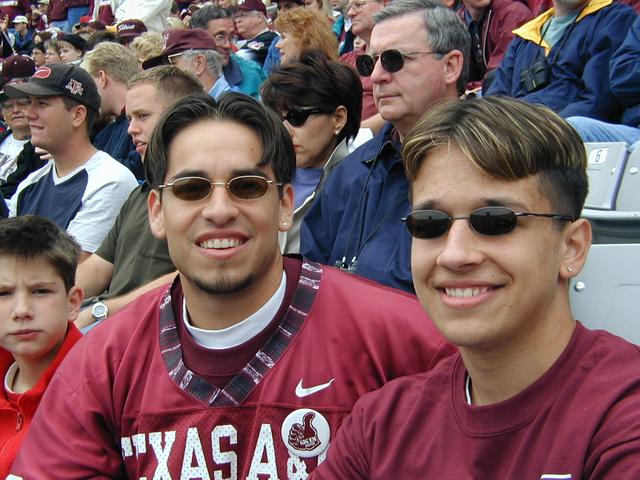 2000/11(November)/Aggie-Oklahoma-Game/640x480_mike_derek.jpg