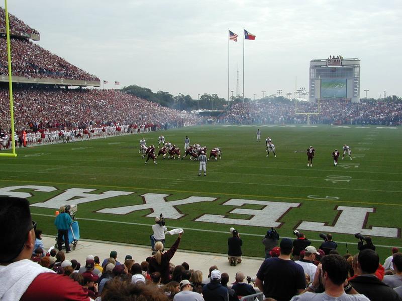 2000/11(November)/Aggie-Oklahoma-Game/800x600_1st_offensive_play.jpg