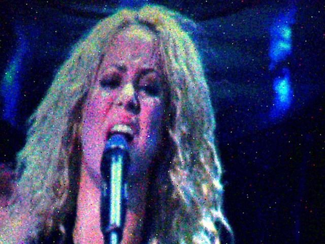 2003/01(January)/Shakira-Concert/640x480_P1010019.JPG