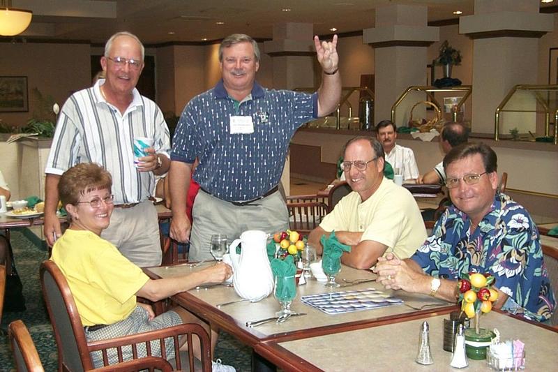 2000/00(SDSMT_REUNION)/800x600_2000-07-06-1794-Breakfast-Holiday-Inn-Presuhns-Cowing.JPG