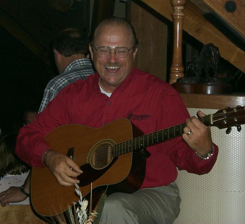 2000/00(SDSMT_REUNION)/800x600_2000-07-08-1845-Wally-Gutzmer-Singing-The-Auctioneer-Song.JPG