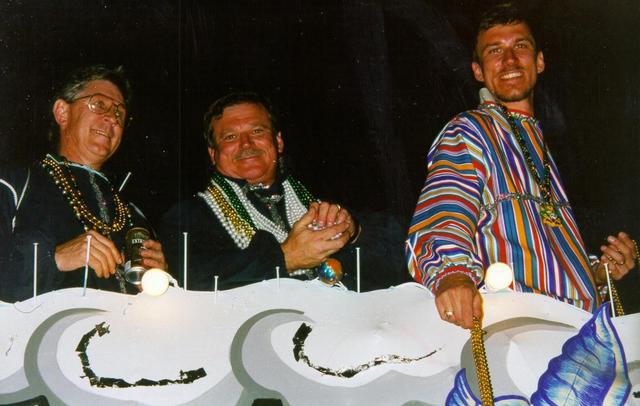 2000/00Mardi_Gras_Past_1995-1999/640x480_1998-02-MGfloatDanDad.jpg