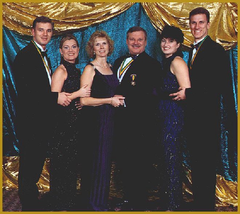 2000/00Mardi_Gras_Past_1995-1999/800x600_1999-01-CBallProfGrp.jpg