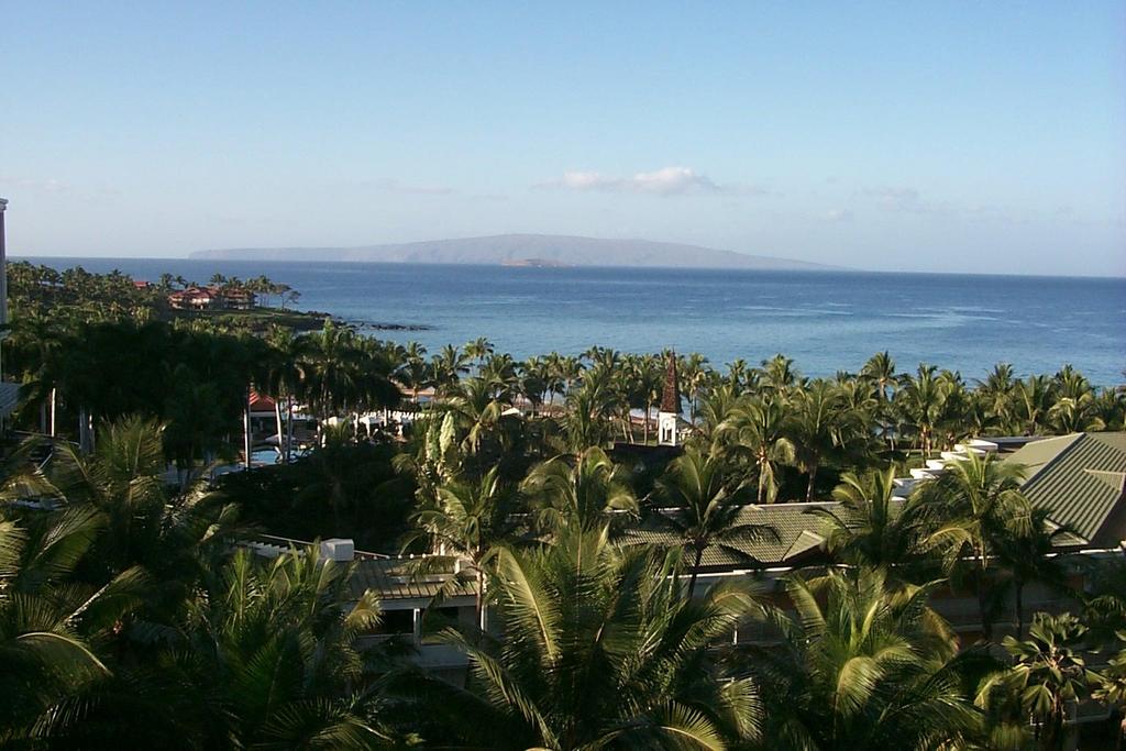 2000/01(January)/Hawaii/1024x768_2000-01-27-857-View-from-room-Chapel-Garden-Wailea-Beach.JPG