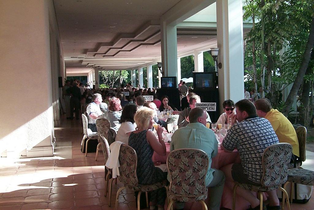 2000/01(January)/Hawaii/1024x768_2000-01-27-865-Champagn-Awards-Breakfast.JPG