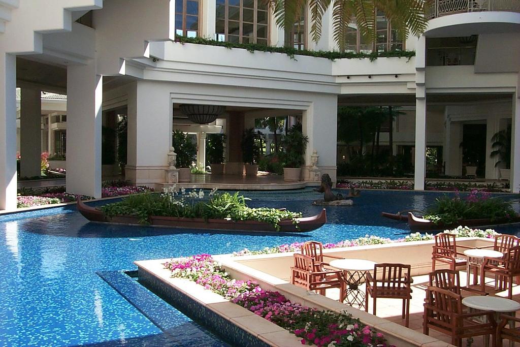 2000/01(January)/Hawaii/1024x768_2000-01-27-888-Grand-Wailea-Center-Courtyard.JPG
