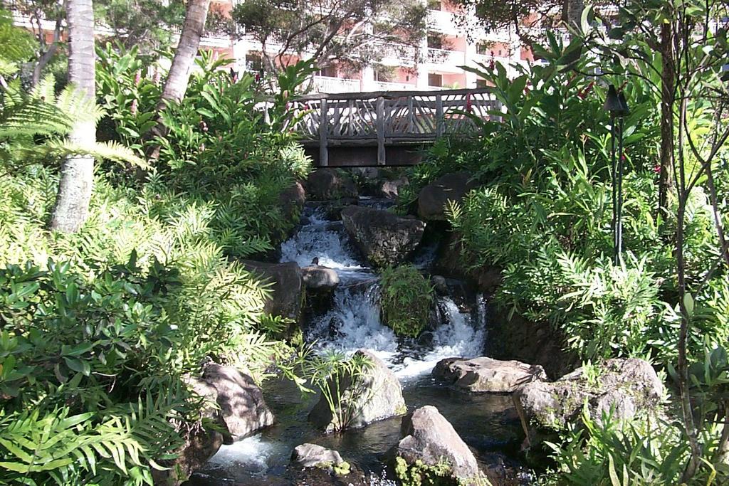 2000/01(January)/Hawaii/1024x768_2000-01-27-8966-Grand-Wailea-Grounds.JPG
