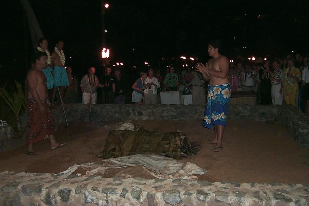 2000/01(January)/Hawaii/1024x768_2000-01-27-901-Luau-Ho-olaulea-Roast-Pig.JPG