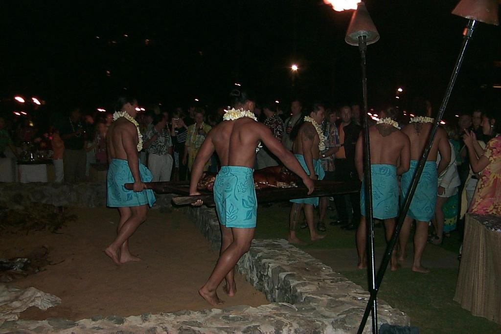 2000/01(January)/Hawaii/1024x768_2000-01-27-904-Luau-Ho-olaulea-Roast-Pig.JPG