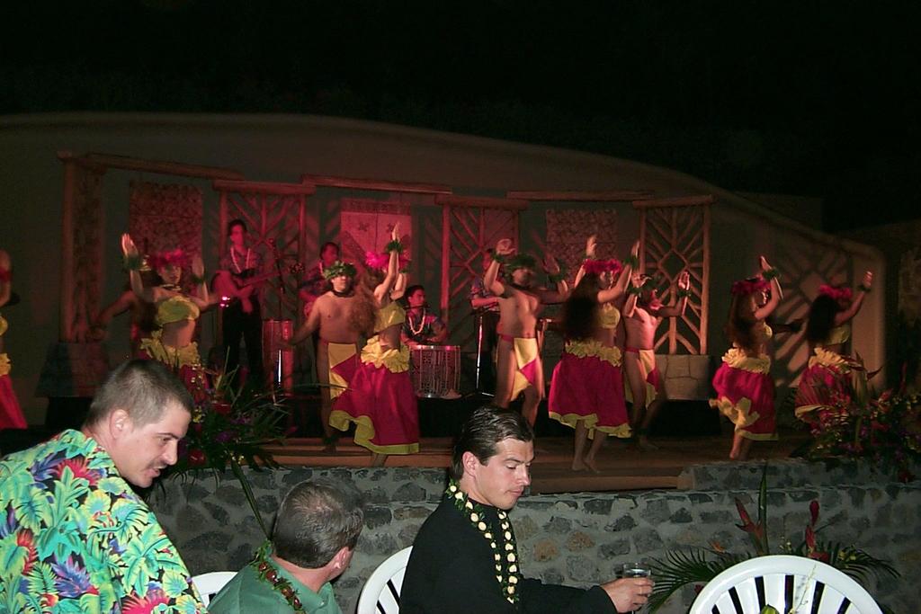 2000/01(January)/Hawaii/1024x768_2000-01-27-908-Luau-Ho-olaulea-Hula-Dancers.JPG