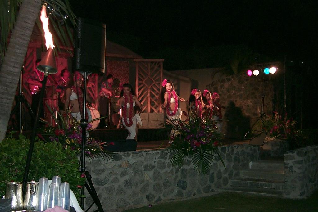 2000/01(January)/Hawaii/1024x768_2000-01-27-909-Luau-Ho-olaulea-Hula-Dancers.JPG