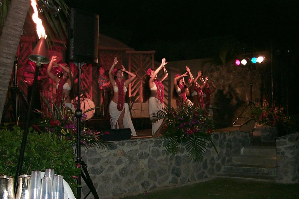 2000/01(January)/Hawaii/1024x768_2000-01-27-910-Luau-Ho-olaulea-Hula-Dancers.JPG