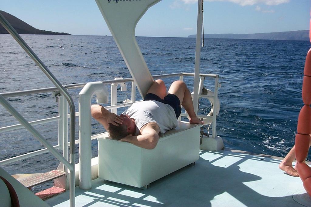 2000/01(January)/Hawaii/1024x768_2000-01-29-951-Snorkel-Trip-Not-Feeling-Good.JPG
