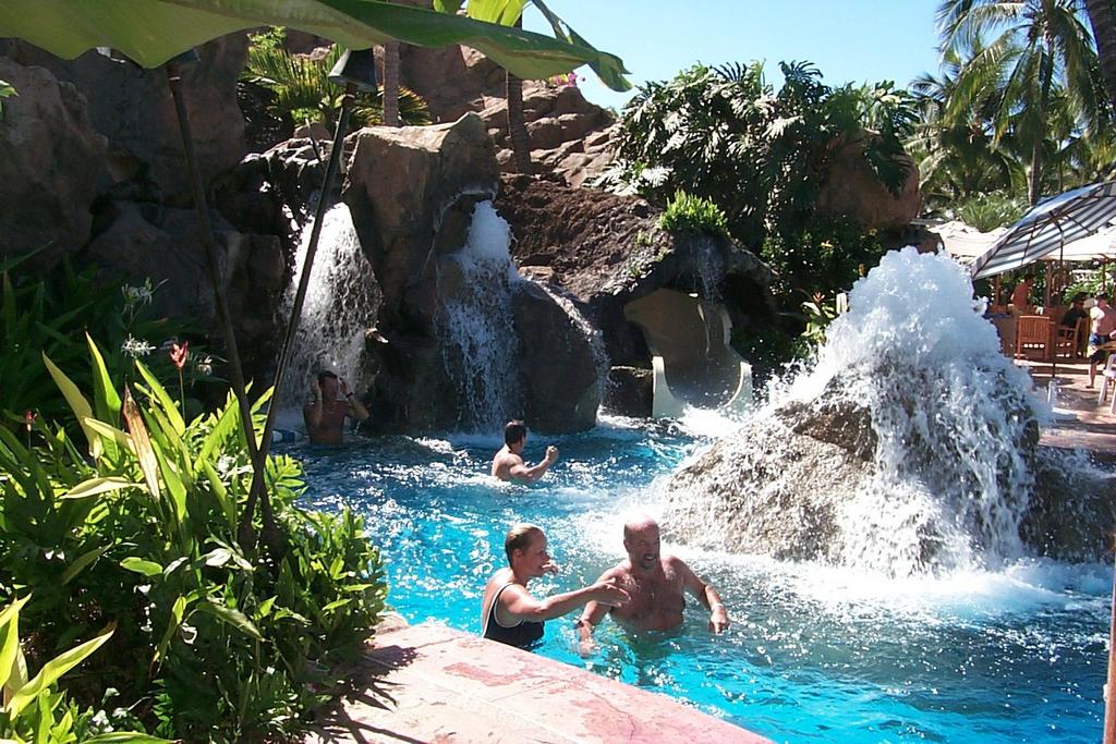 2000/01(January)/Hawaii/1024x768_2000-01-30-970-Wailea-Pools.JPG