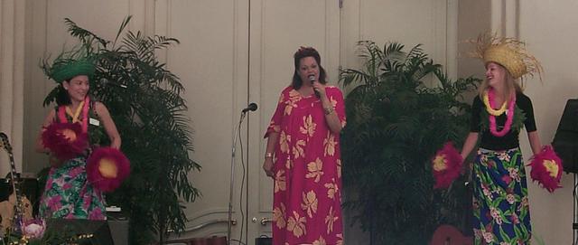 2000/01(January)/Hawaii/640x480_2000-01-27-868-Awards-Breakfast-Employees-Entertain.JPG