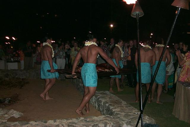 2000/01(January)/Hawaii/640x480_2000-01-27-904-Luau-Ho-olaulea-Roast-Pig.JPG