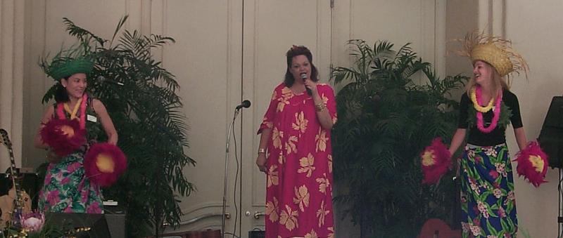 2000/01(January)/Hawaii/800x600_2000-01-27-868-Awards-Breakfast-Employees-Entertain.JPG