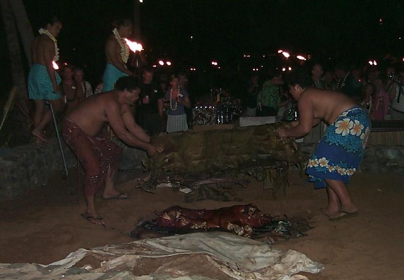 2000/01(January)/Hawaii/800x600_2000-01-27-902-Luau-Ho-olaulea-Roast-Pig.JPG