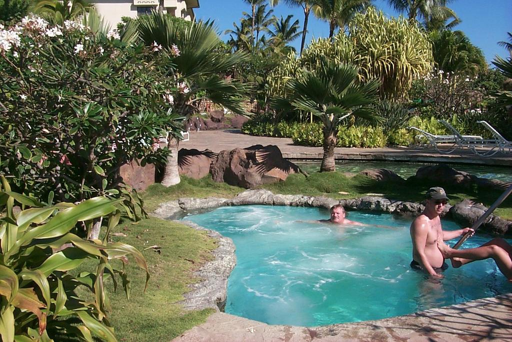 2000/01(January)/Hawaii_Kauai_After_Company_Trip/1024x768_2000-01-31-996-Kauai-Hyatt-Hot-Tub.JPG