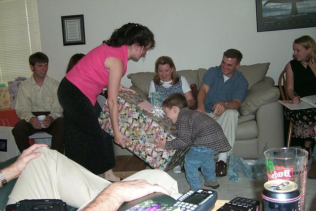 2000/01(January)/Katie_and_Justins_Baby_Shower/640x480_2000-01-22-844-Big-Gift-Help.JPG