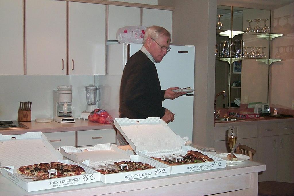 2000/01(January)/New-Years-in-Lake-Tahoe/1024x768_1999-12-31-724-Pizza1.JPG