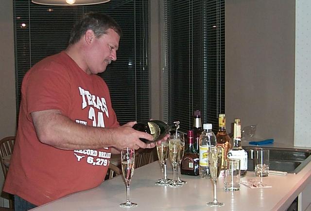 2000/01(January)/New-Years-in-Lake-Tahoe/640x480_1999-12-31-732-Pouring-Champagne1.JPG
