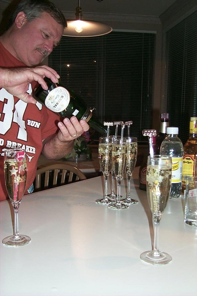 2000/01(January)/New-Years-in-Lake-Tahoe/640x480_1999-12-31-734-Pouring-Champagne.JPG