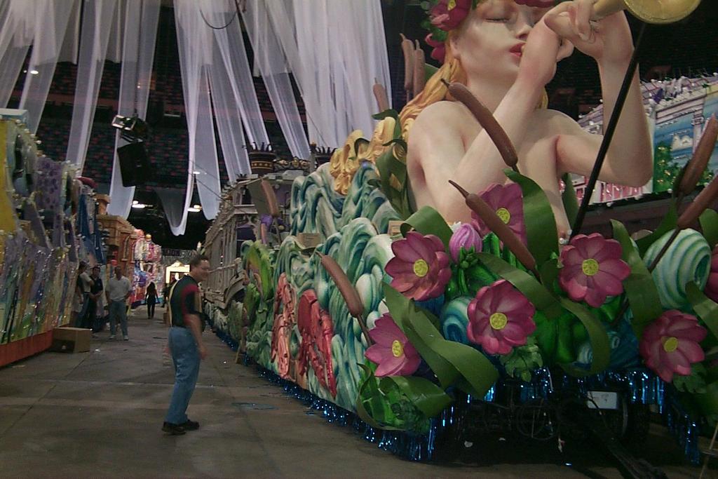 2000/03(March)/MardiGras/2000-03-02-1063_-Superdome-Float-Mike-Bell.JPG