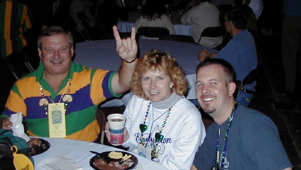 2000/03(March)/MardiGras/1024x768_2000-03-03-10-Beans-Jeans-Kevin-Janeen-Jim.JPG