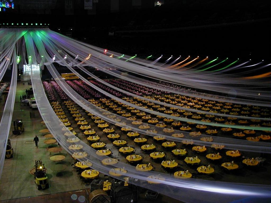 2000/03(March)/MardiGras/1024x768_2000-03-04-01-extravaganza-tables.JPG