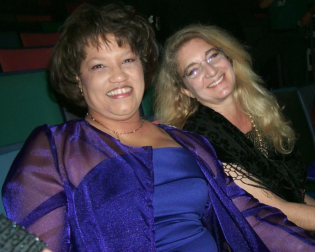 2000/03(March)/MardiGras/1024x768_2000-03-04-1086-Paula-Sybil.JPG