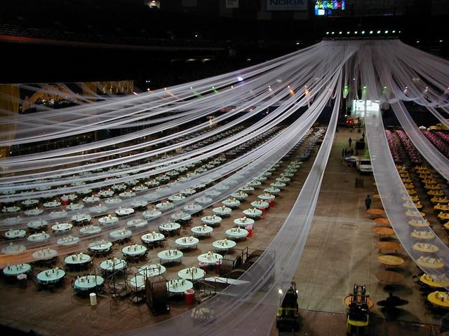 2000/03(March)/MardiGras/640x480_2000-03-04-02-extravaganza-tables.JPG