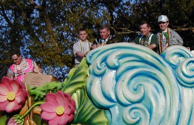 2000/03(March)/MardiGras/640x480_2000-03-04-0913-Float-Getting-Ready.JPG